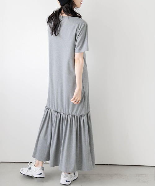 AMELY(エミリー)の「ギャザーTシャツワンピース(ワンピース・レディース・ブラック/カーキブラウン/グレー・フリー)」の12枚目の写真