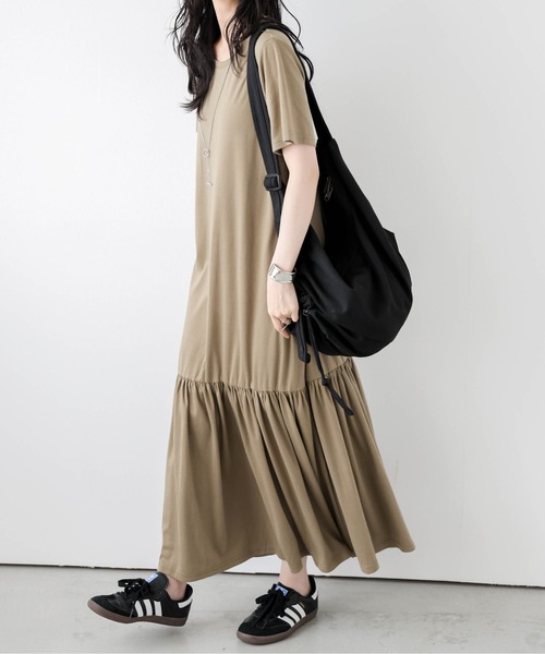 AMELY(エミリー)の「ギャザーTシャツワンピース(ワンピース・レディース・ブラック/カーキブラウン/グレー・フリー)」の17枚目の写真