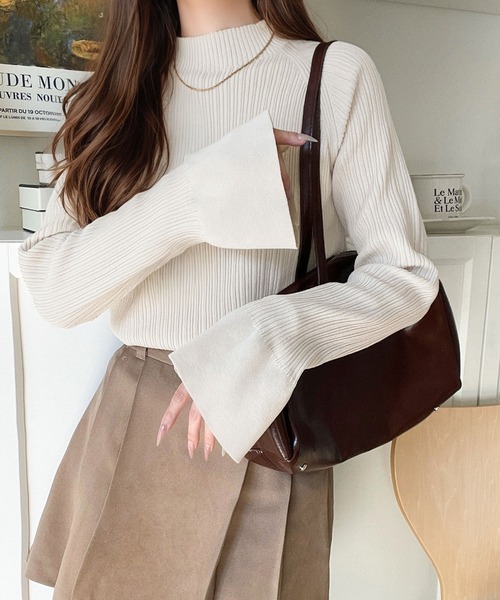 classicalelf(クラシカルエルフ)の「袖にキュン♪大人女子の旬顔トップス。袖フレアハイネックランダムリブニット(長袖)(ニット/セーター・レディース・ベージュ/チャコール/レッド/ブラウン/ブラック/アイボリー/ブルー・LARGE/MEDIUM/SMALL/X-LARGE)」の16枚目の写真