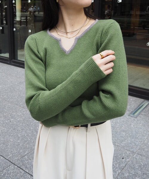 Thevon(ゼボン)の「バイカラーキーネックリブニット(ニット/セーター・レディース・アイボリー/ブラック/グレー/グリーン・FREE)」の4枚目の写真