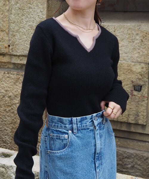 Thevon(ゼボン)の「バイカラーキーネックリブニット(ニット/セーター・レディース・アイボリー/ブラック/グレー/グリーン・FREE)」の2枚目の写真