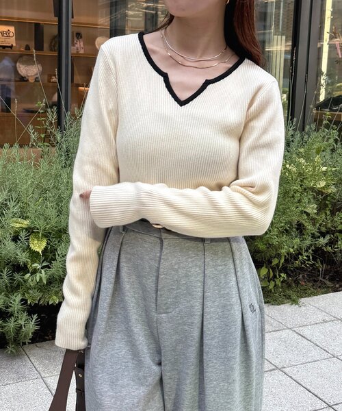 Thevon(ゼボン)の「バイカラーキーネックリブニット(ニット/セーター・レディース・アイボリー/ブラック/グレー/グリーン・FREE)」の6枚目の写真
