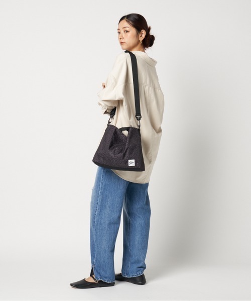 HELIOPOLE（エリオポール）の「CARRY ALL BAG（ショルダーバッグ・レディース・ブラック/ダークブラウン・FREE）」の14枚目の写真