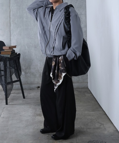 Confirm(コンファーム)の「プリーツ リベット ショート ダブルジップブルゾン ユニセックス(ブルゾン・メンズ・ブラック/グレー・M/L)」の6枚目の写真