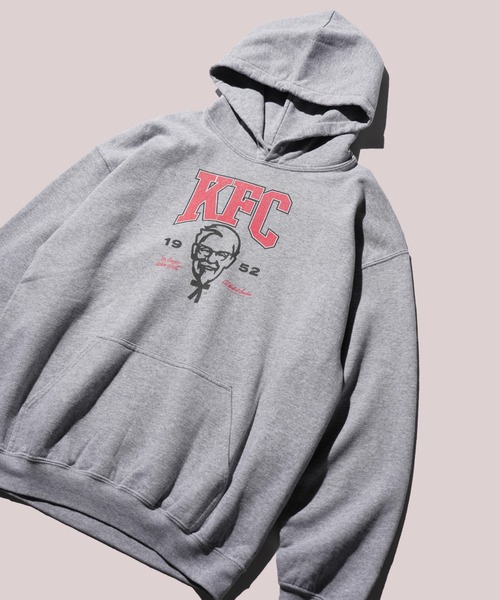 THRIFTY LOOK(スリフティールック)の「THRIFTY LOOK / スリフティールック THRIFTY "KFC COLLEGIATE" HOODIE ケンタッキー ユーズド加工 企業ロゴ プルオーバーパーカー(パーカー・メンズ・グレー・MEDIUM/LARGE/X-LARGE/XX-LARGE)」の1枚目の写真