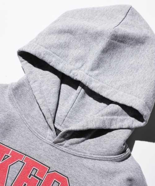 THRIFTY LOOK(スリフティールック)の「THRIFTY LOOK / スリフティールック THRIFTY "KFC COLLEGIATE" HOODIE ケンタッキー ユーズド加工 企業ロゴ プルオーバーパーカー(パーカー・メンズ・グレー・MEDIUM/LARGE/X-LARGE/XX-LARGE)」の3枚目の写真