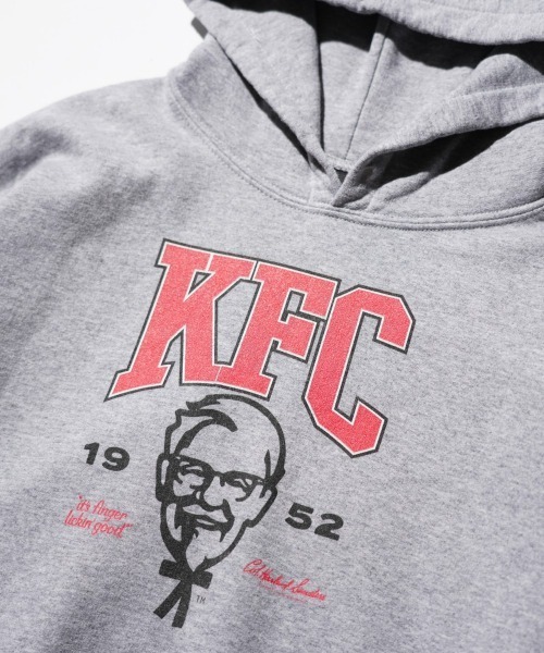 THRIFTY LOOK(スリフティールック)の「THRIFTY LOOK / スリフティールック THRIFTY "KFC COLLEGIATE" HOODIE ケンタッキー ユーズド加工 企業ロゴ プルオーバーパーカー(パーカー・メンズ・グレー・MEDIUM/LARGE/X-LARGE/XX-LARGE)」の4枚目の写真