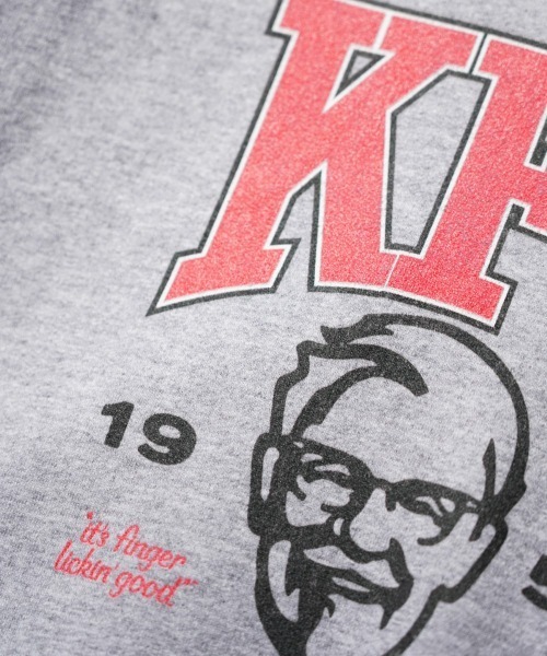 THRIFTY LOOK(スリフティールック)の「THRIFTY LOOK / スリフティールック THRIFTY "KFC COLLEGIATE" HOODIE ケンタッキー ユーズド加工 企業ロゴ プルオーバーパーカー(パーカー・メンズ・グレー・MEDIUM/LARGE/X-LARGE/XX-LARGE)」の5枚目の写真