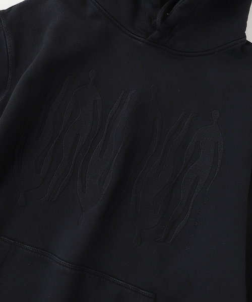 JOURNAL STANDARD（ジャーナルスタンダード）の「by Parra Connected guy hooded sweatshirt（パーカー・メンズ・ブラック/チャコールグレー・MEDIUM）」の3枚目の写真