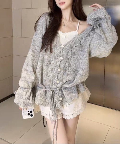 VIBGYOR（ヴィブジョー）の「【LAMPOON】ポンポンニットカーディガン（カーディガン/ボレロ・レディース・グレー/アイボリー・FREE）」の2枚目の写真