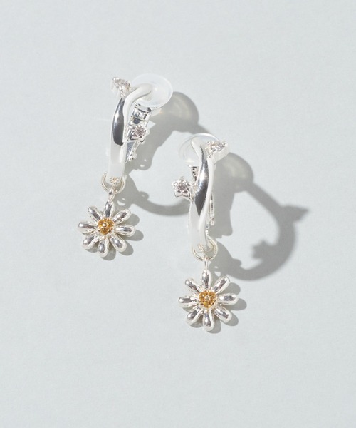 GOLDY（ゴールディ）の「リトル ブルーム イヤリング（イヤリング・レディース・シルバー/ゴールド/シルバー×ゴールド・FREE）」の4枚目の写真