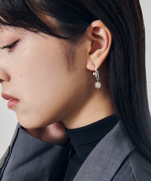 GOLDY（ゴールディ）の「リトル ブルーム イヤリング（イヤリング・レディース・シルバー/ゴールド/シルバー×ゴールド・FREE）」の7枚目の写真