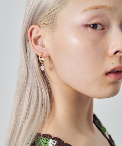 GOLDY（ゴールディ）の「リトル ブルーム イヤリング（イヤリング・レディース・シルバー/ゴールド/シルバー×ゴールド・FREE）」の8枚目の写真