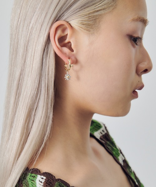 GOLDY（ゴールディ）の「リトル ブルーム イヤリング（イヤリング・レディース・シルバー/ゴールド/シルバー×ゴールド・FREE）」の9枚目の写真