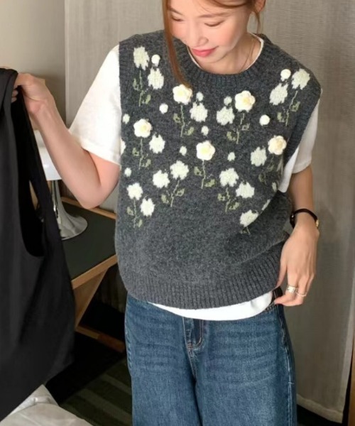 Erdu&Lily(エルドゥアンドリリー)の「立体フラワー刺繍ニットベスト(ベスト・レディース・ライトグレー/ダークグレー・M)」の1枚目の写真