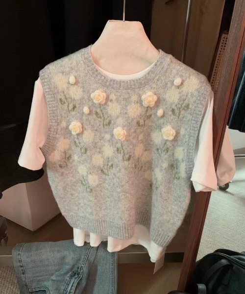 Erdu&Lily(エルドゥアンドリリー)の「立体フラワー刺繍ニットベスト(ベスト・レディース・ライトグレー/ダークグレー・M)」の5枚目の写真