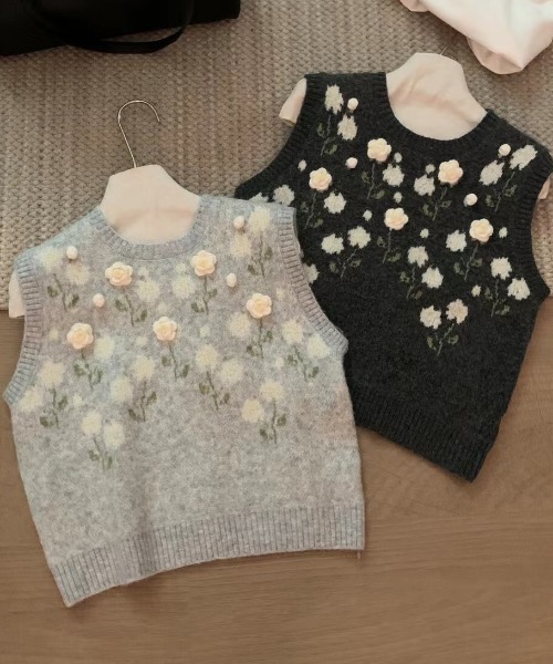 Erdu&Lily(エルドゥアンドリリー)の「立体フラワー刺繍ニットベスト(ベスト・レディース・ライトグレー/ダークグレー・M)」の6枚目の写真
