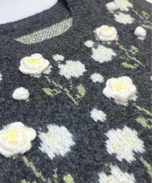 Erdu&Lily(エルドゥアンドリリー)の「立体フラワー刺繍ニットベスト(ベスト・レディース・ライトグレー/ダークグレー・M)」の8枚目の写真