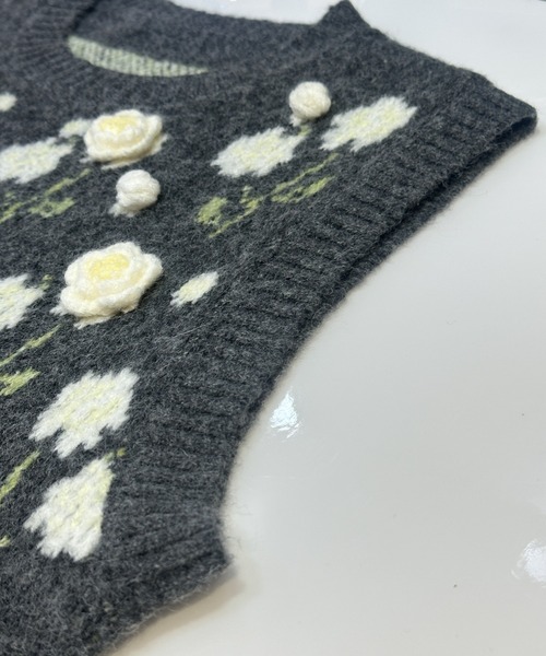 Erdu&Lily(エルドゥアンドリリー)の「立体フラワー刺繍ニットベスト(ベスト・レディース・ライトグレー/ダークグレー・M)」の9枚目の写真