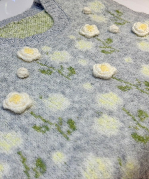 Erdu&Lily(エルドゥアンドリリー)の「立体フラワー刺繍ニットベスト(ベスト・レディース・ライトグレー/ダークグレー・M)」の3枚目の写真