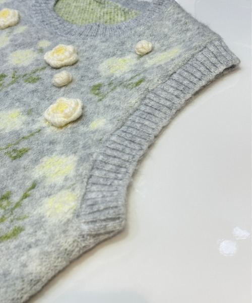 Erdu&Lily(エルドゥアンドリリー)の「立体フラワー刺繍ニットベスト(ベスト・レディース・ライトグレー/ダークグレー・M)」の4枚目の写真