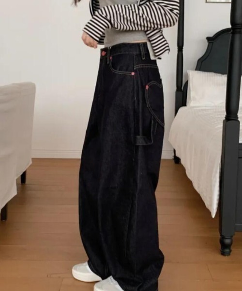 semplice(センプリチェ)の「ハート型バックポケットワイドデニムパンツ(デニムパンツ・レディース・ブラック/ホワイト・S/M/L)」の7枚目の写真