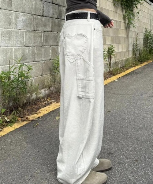 semplice(センプリチェ)の「ハート型バックポケットワイドデニムパンツ(デニムパンツ・レディース・ブラック/ホワイト・S/M/L)」の5枚目の写真