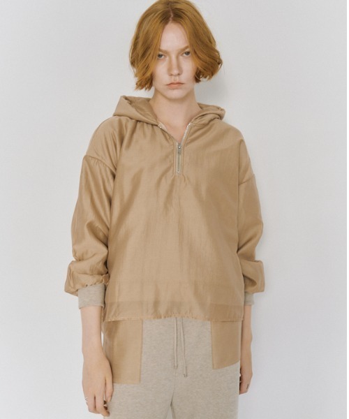Muel Chic(ミュエルシック)の「Nicosia food pullover ニコシアフードプルオーバー(パーカー・レディース・ベージュ/ダークブラック/オフホワイト・FREE)」の3枚目の写真