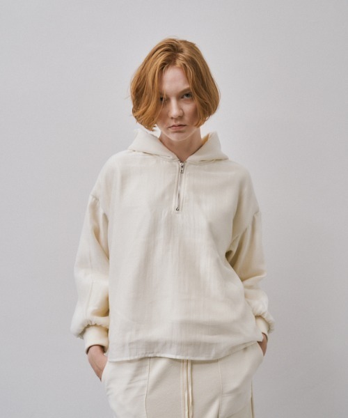 Muel Chic(ミュエルシック)の「Nicosia food pullover ニコシアフードプルオーバー(パーカー・レディース・ベージュ/ダークブラック/オフホワイト・FREE)」の1枚目の写真