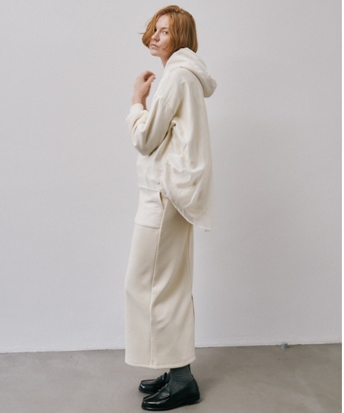 Muel Chic(ミュエルシック)の「Nicosia food pullover ニコシアフードプルオーバー(パーカー・レディース・ベージュ/ダークブラック/オフホワイト・FREE)」の22枚目の写真