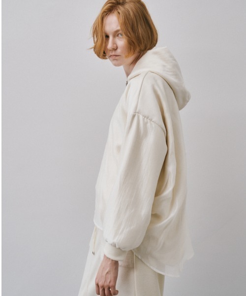 Muel Chic(ミュエルシック)の「Nicosia food pullover ニコシアフードプルオーバー(パーカー・レディース・ベージュ/ダークブラック/オフホワイト・FREE)」の15枚目の写真