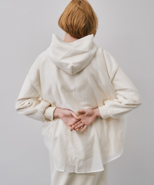 Muel Chic(ミュエルシック)の「Nicosia food pullover ニコシアフードプルオーバー(パーカー・レディース・ベージュ/ダークブラック/オフホワイト・FREE)」の18枚目の写真