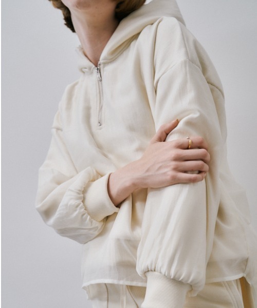 Muel Chic(ミュエルシック)の「Nicosia food pullover ニコシアフードプルオーバー(パーカー・レディース・ベージュ/ダークブラック/オフホワイト・FREE)」の17枚目の写真