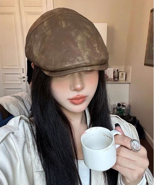 BARELY BLUE（ベアリーブルー）の「【 BARELY BLUE / ベアリーブルー 】 ビンテージ レザー調 ハンチング キャップ（ハンチング/ベレー帽・レディース・ブラウン系/ブラック系/ダークブラウン系/ダークグリーン系/ピンク系・FREE）」の3枚目の写真