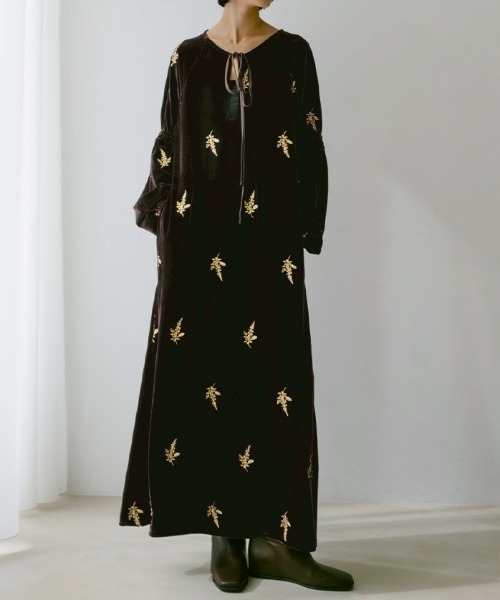 sahara(サハラ)の「Velour Embroidery Shirring Sleeve Dress/ベロアエンブロイダリーシャーリングスリーブドレス(ワンピース・レディース・ブラウン/ブラック/グレイッシュブルー・FREE)」の3枚目の写真