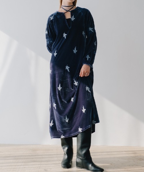 sahara(サハラ)の「Velour Embroidery Shirring Sleeve Dress/ベロアエンブロイダリーシャーリングスリーブドレス(ワンピース・レディース・ブラウン/ブラック/グレイッシュブルー・FREE)」の1枚目の写真