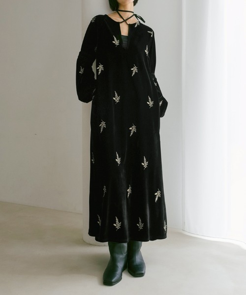 sahara(サハラ)の「Velour Embroidery Shirring Sleeve Dress/ベロアエンブロイダリーシャーリングスリーブドレス(ワンピース・レディース・ブラウン/ブラック/グレイッシュブルー・FREE)」の2枚目の写真