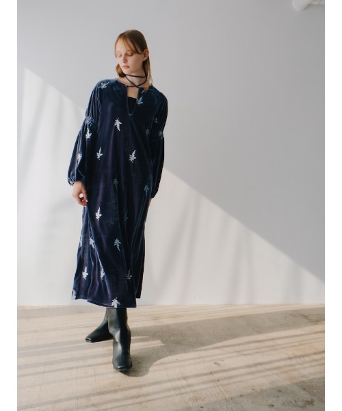 sahara(サハラ)の「Velour Embroidery Shirring Sleeve Dress/ベロアエンブロイダリーシャーリングスリーブドレス(ワンピース・レディース・ブラウン/ブラック/グレイッシュブルー・FREE)」の18枚目の写真
