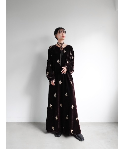 sahara(サハラ)の「Velour Embroidery Shirring Sleeve Dress/ベロアエンブロイダリーシャーリングスリーブドレス(ワンピース・レディース・ブラウン/ブラック/グレイッシュブルー・FREE)」の8枚目の写真
