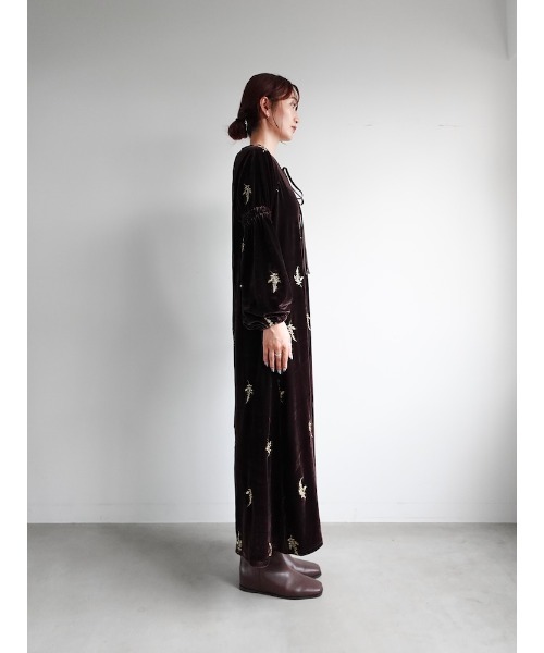 sahara(サハラ)の「Velour Embroidery Shirring Sleeve Dress/ベロアエンブロイダリーシャーリングスリーブドレス(ワンピース・レディース・ブラウン/ブラック/グレイッシュブルー・FREE)」の13枚目の写真
