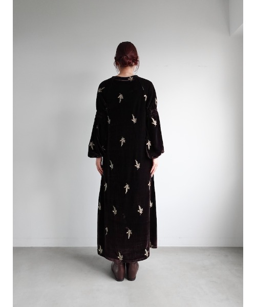 sahara(サハラ)の「Velour Embroidery Shirring Sleeve Dress/ベロアエンブロイダリーシャーリングスリーブドレス(ワンピース・レディース・ブラウン/ブラック/グレイッシュブルー・FREE)」の14枚目の写真