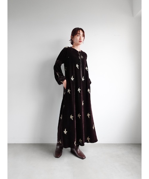 sahara(サハラ)の「Velour Embroidery Shirring Sleeve Dress/ベロアエンブロイダリーシャーリングスリーブドレス(ワンピース・レディース・ブラウン/ブラック/グレイッシュブルー・FREE)」の11枚目の写真