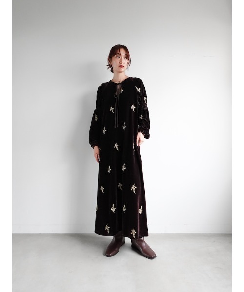 sahara(サハラ)の「Velour Embroidery Shirring Sleeve Dress/ベロアエンブロイダリーシャーリングスリーブドレス(ワンピース・レディース・ブラウン/ブラック/グレイッシュブルー・FREE)」の15枚目の写真