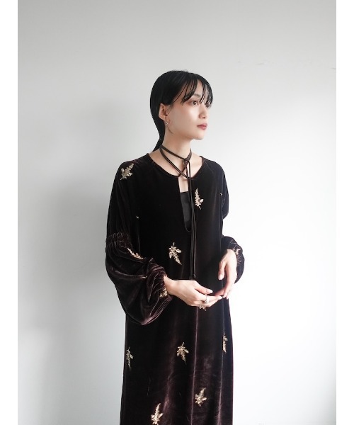 sahara(サハラ)の「Velour Embroidery Shirring Sleeve Dress/ベロアエンブロイダリーシャーリングスリーブドレス(ワンピース・レディース・ブラウン/ブラック/グレイッシュブルー・FREE)」の9枚目の写真