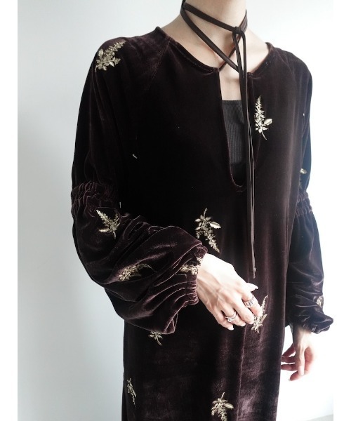 sahara(サハラ)の「Velour Embroidery Shirring Sleeve Dress/ベロアエンブロイダリーシャーリングスリーブドレス(ワンピース・レディース・ブラウン/ブラック/グレイッシュブルー・FREE)」の10枚目の写真
