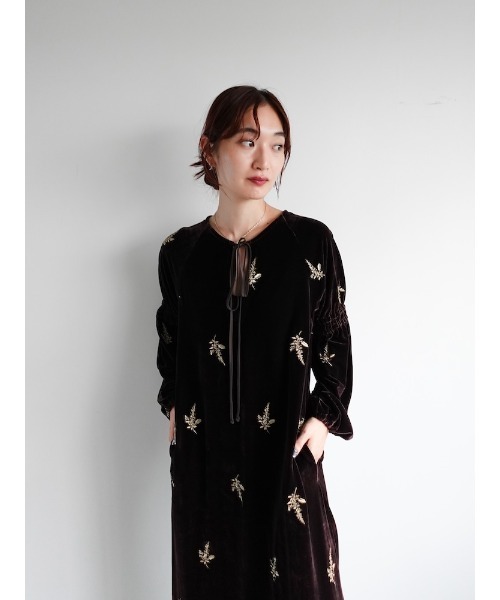 sahara(サハラ)の「Velour Embroidery Shirring Sleeve Dress/ベロアエンブロイダリーシャーリングスリーブドレス(ワンピース・レディース・ブラウン/ブラック/グレイッシュブルー・FREE)」の12枚目の写真