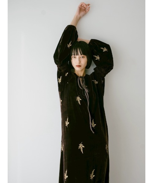 sahara(サハラ)の「Velour Embroidery Shirring Sleeve Dress/ベロアエンブロイダリーシャーリングスリーブドレス(ワンピース・レディース・ブラウン/ブラック/グレイッシュブルー・FREE)」の5枚目の写真