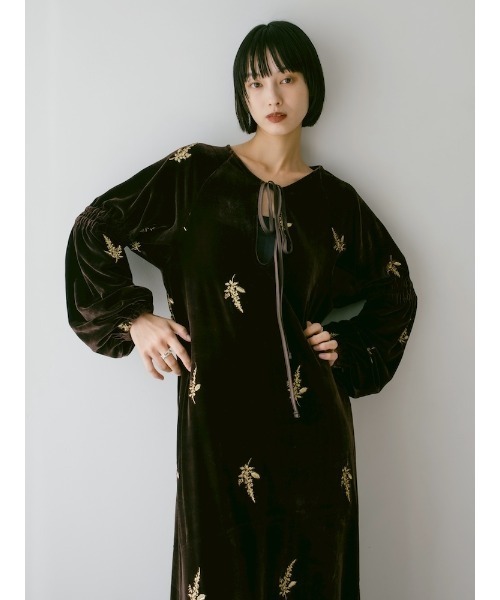 sahara(サハラ)の「Velour Embroidery Shirring Sleeve Dress/ベロアエンブロイダリーシャーリングスリーブドレス(ワンピース・レディース・ブラウン/ブラック/グレイッシュブルー・FREE)」の6枚目の写真