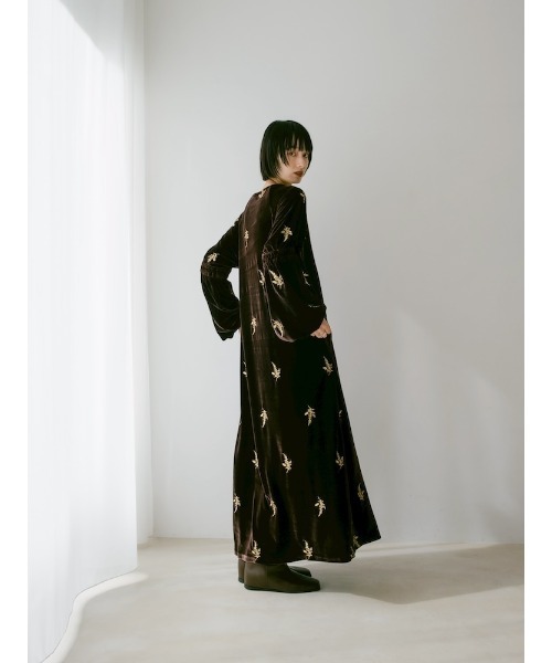 sahara(サハラ)の「Velour Embroidery Shirring Sleeve Dress/ベロアエンブロイダリーシャーリングスリーブドレス(ワンピース・レディース・ブラウン/ブラック/グレイッシュブルー・FREE)」の7枚目の写真