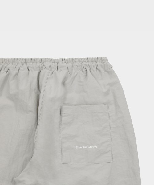 SLOW RECORD HOUSE(スローレコードハウス)の「ナイロンワンタックパンツ_ライトグレー(スウェットパンツ・レディース・その他・SMALL/MEDIUM/LARGE)」の5枚目の写真